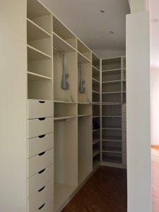 Begehbarerer Kleiderschrank