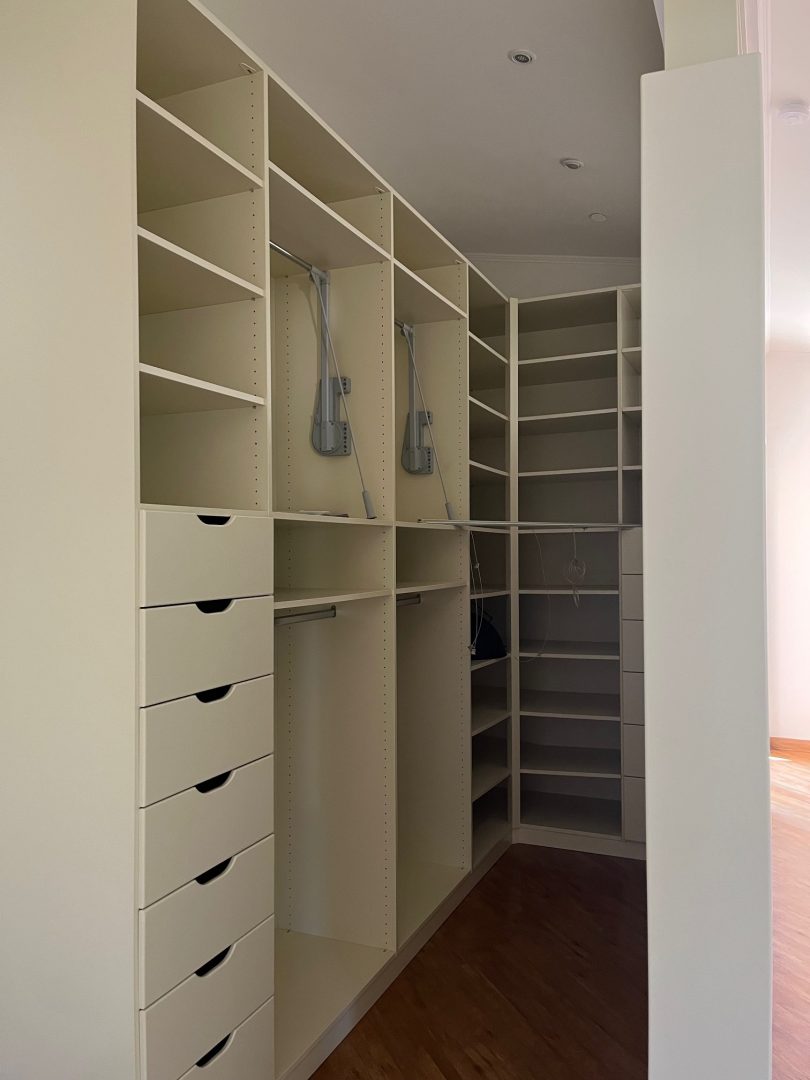 Begehbarerer Kleiderschrank