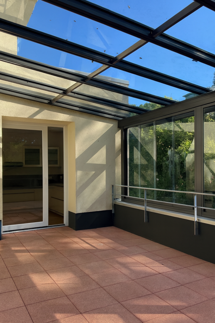 Terrasse mit Glas-Pergola