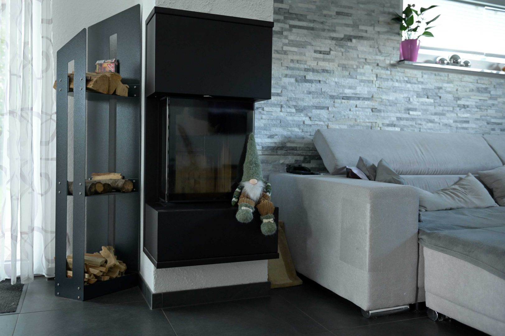 Design trifft Gemütlichkeit – moderner Kamin als Herzstück des Wohnbereichs