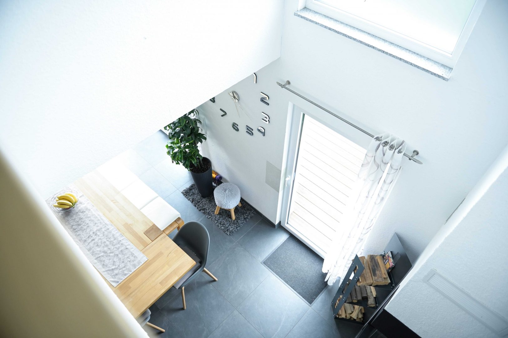 Blick von der Galerie auf den eleganten Wohnbereich