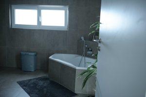 Wellness im Alltag – edles Bad mit klaren Linien und Tageslicht