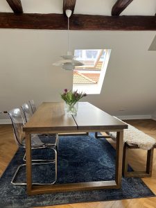 Essbereich mit warmem Lichtkonzept