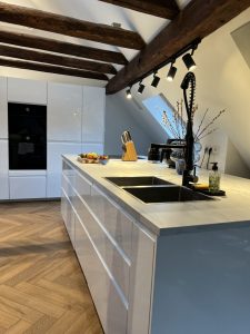 Küche mit Kochinsel und Geräten