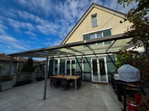 Außenansicht mit Terrasse