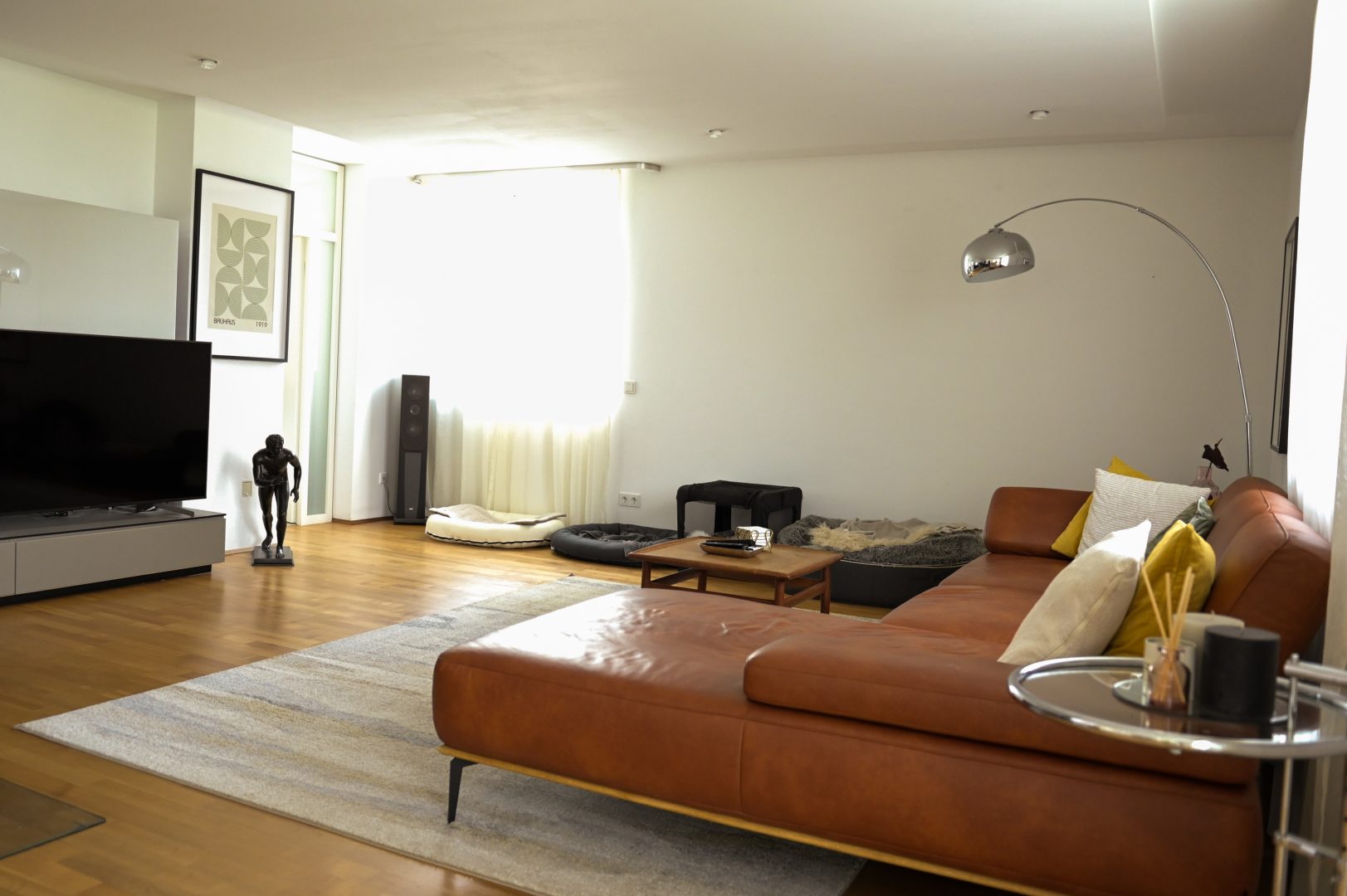 Großzügiger Wohnbereich mit ruhiger Atmosphäre