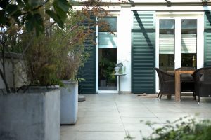 Geschützte Terrasse als Erweiterung des Wohnraums