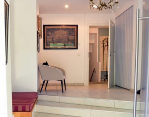 Eingangsbereich mit klarer Linienführung