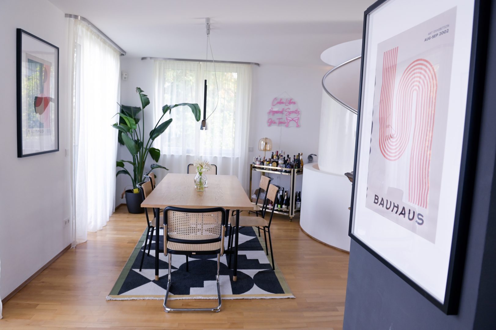 Essbereich mit Blick auf die architektonisch gestaltete Treppenanlage