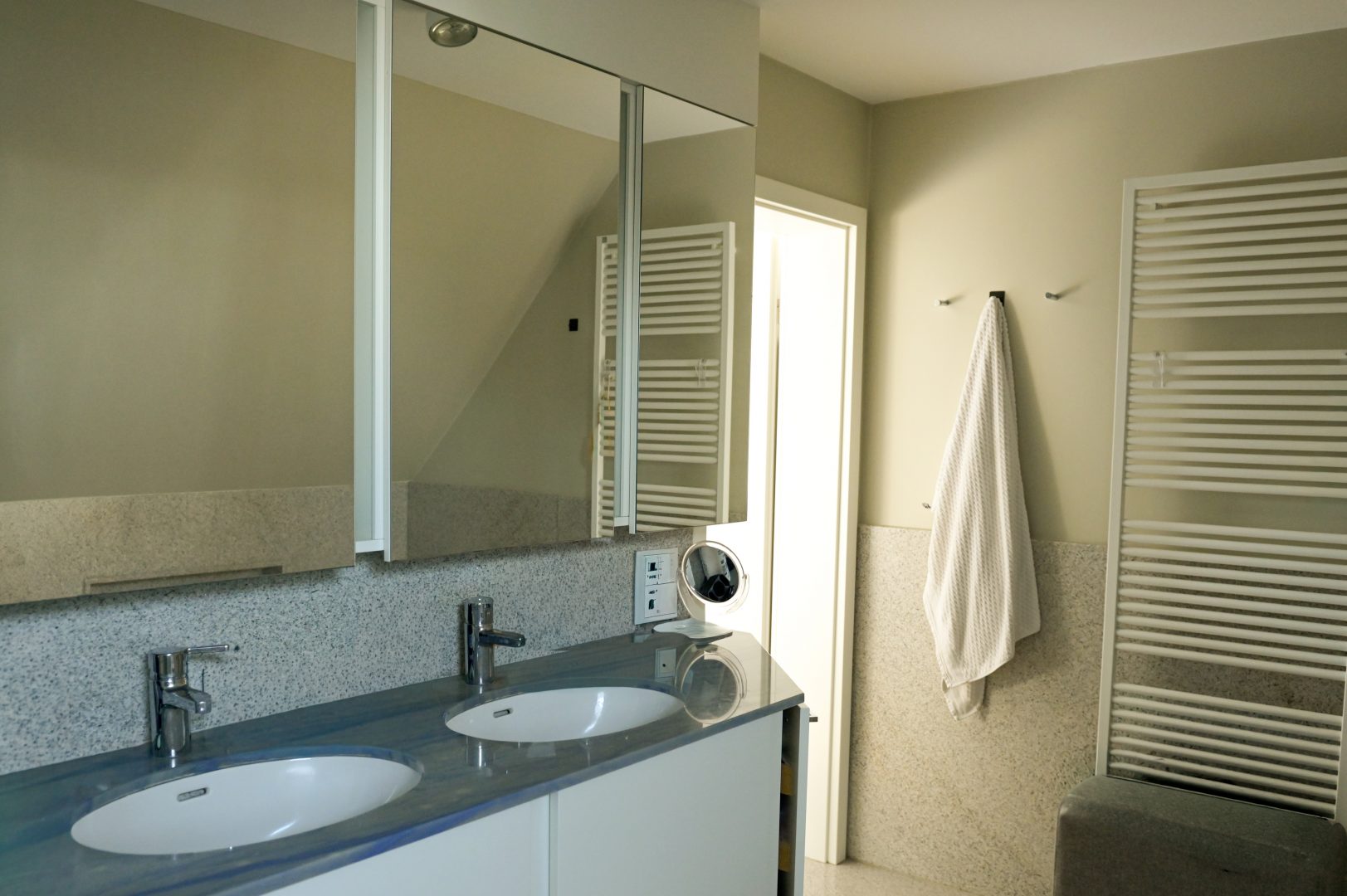 Bad mit Doppelwaschtisch und Natursteinoberflächen