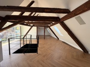 Dachgeschoss mit Sichtbalken