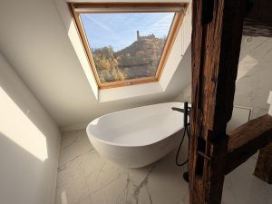 Freistehende Wanne mit Burgblick