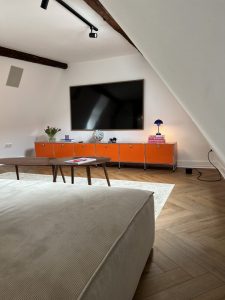 Wohn-/TV-Bereich im Dachgeschoss