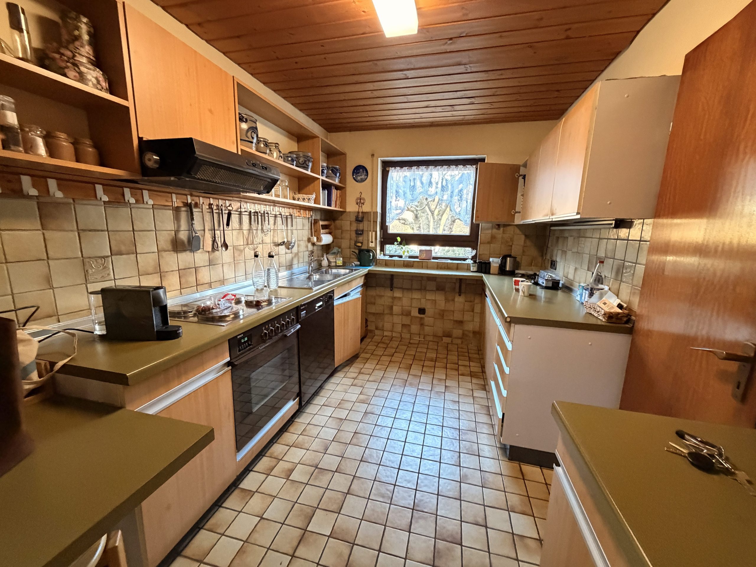 Küche mit Nebenraum