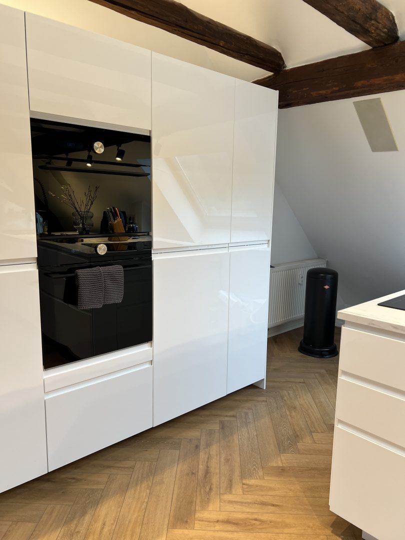 Küchenwand mit integriertem Backofensystem