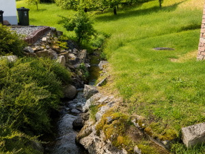 Naturnahes Umfeld mit kleinem Bachlauf