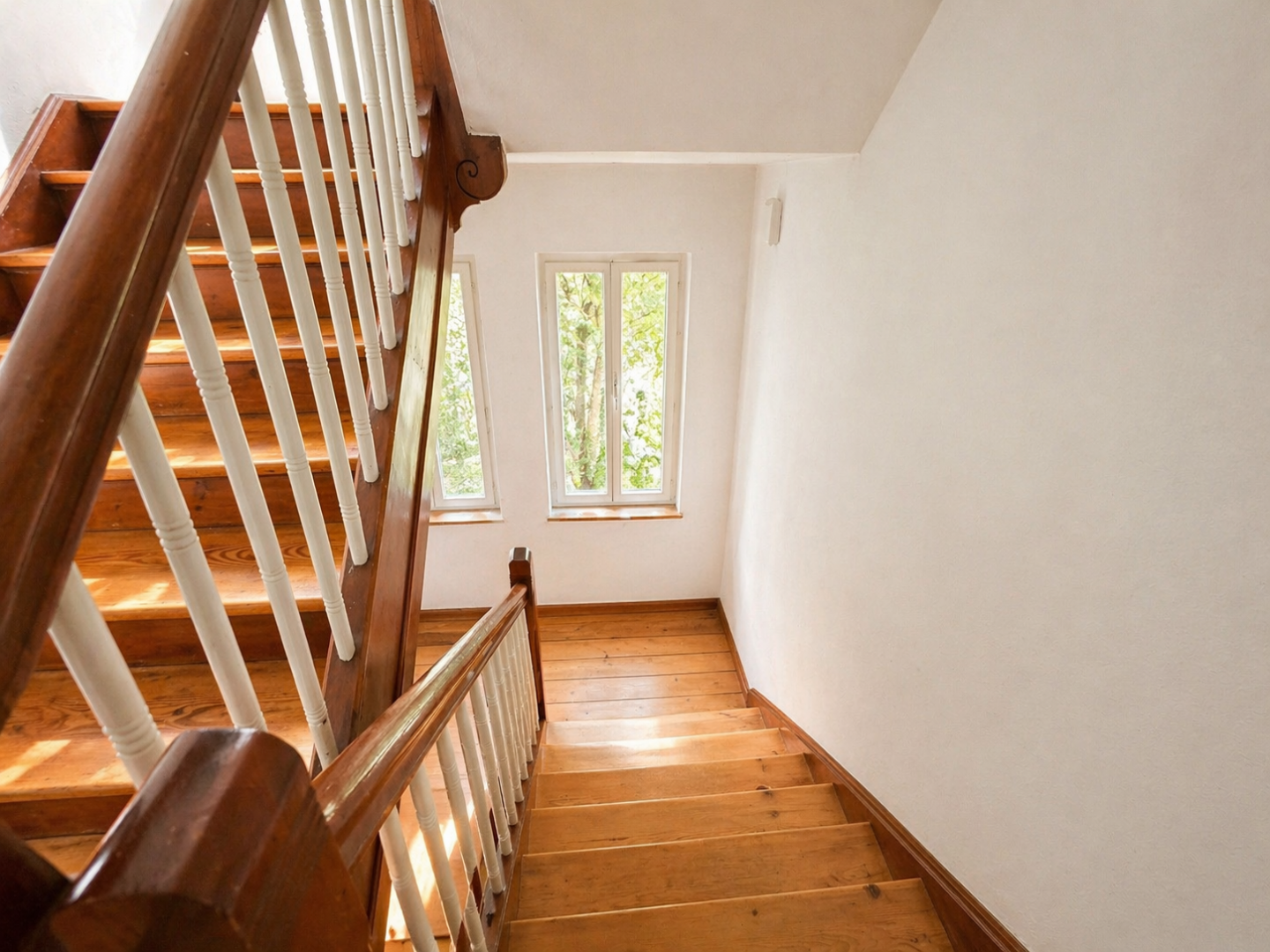 Treppenhaus mit originalen Holzelementen