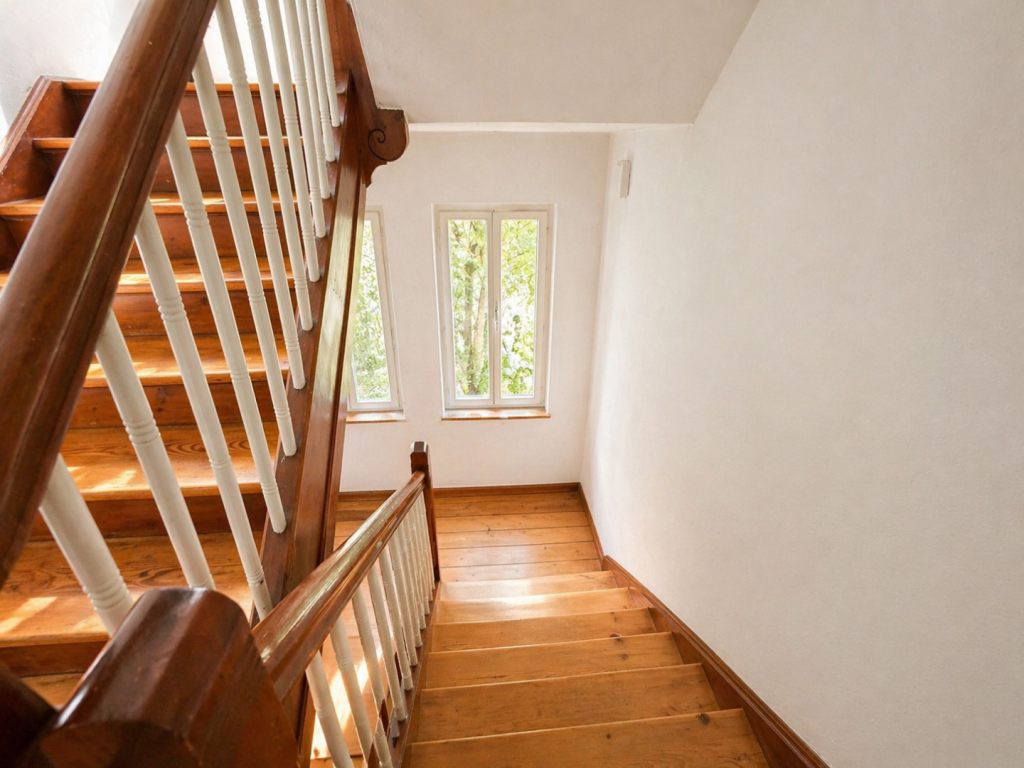 Treppenhaus mit originalen Holzelementen
