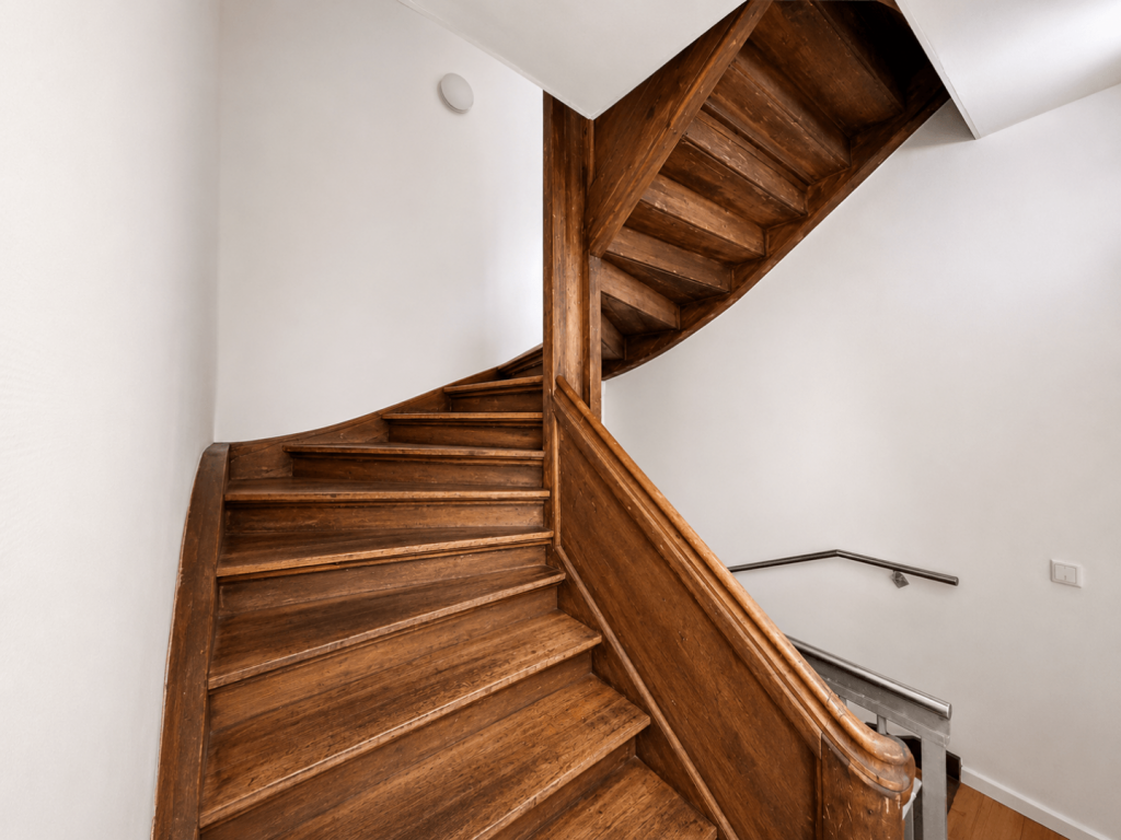 Charaktervolles Treppenhaus mit Echtholztreppe