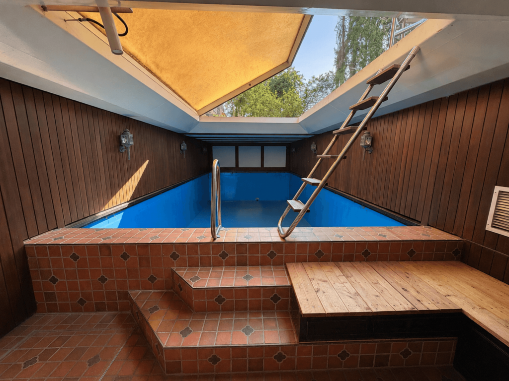 Poolbereich mit außergewöhnlichem Charakter